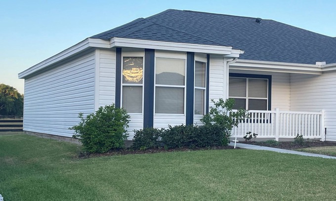 De La Vista House | Fun & Peace in The Villages! Best location backs up to peaceful pasture!