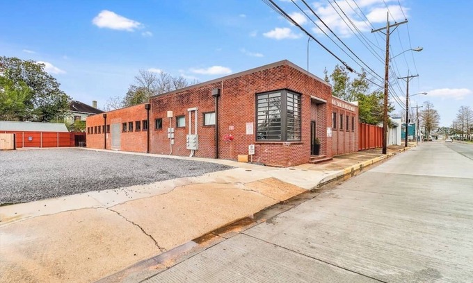 Downtown Apartment | Funky Downtown Flat with Gameroom & Firepit