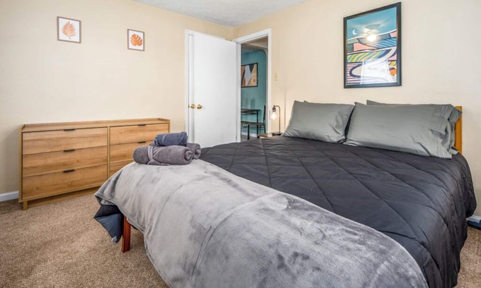 Oakwood Apartment | Fur-Friendly Flat – 1BR Ground Flr Stay in Dayton