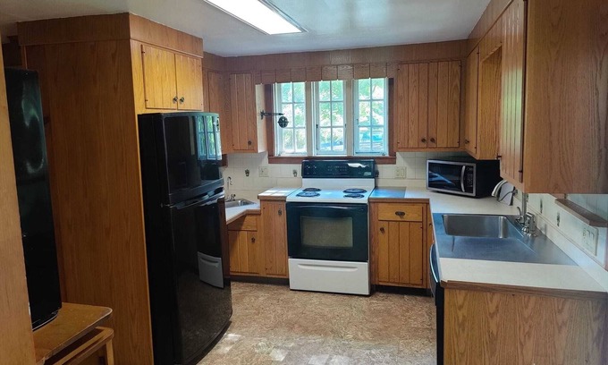 Storrs House | Furnished large room in walking distance to UConn Storrs. Room n