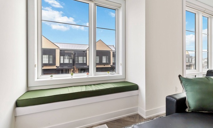 Burlington House | Furnished townhome 3 Bdrs, close to amenities & attractions, centrally located