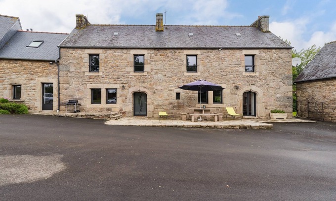 Ploumilliau House | Gîte de Kerduraison - Maison avec grand jardin