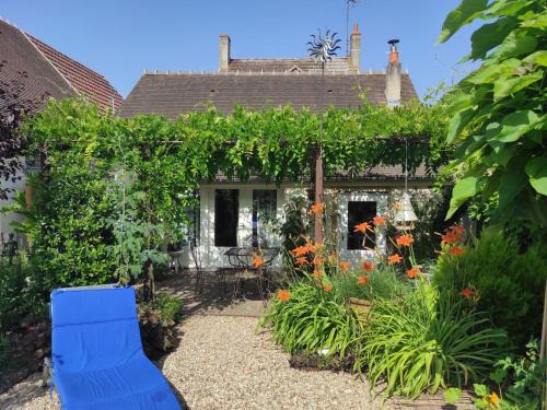 Drevant House | Gîte douillet près canal de Berry: Wifi, jardin fleuri, parking, tout compris, lits faits à l'arrivée - FR-1-586-25