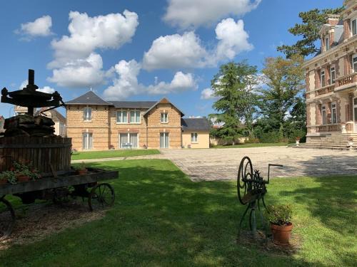 Ligny-le-Chatel Villa | Gîte du Château avec Piscine Intérieure