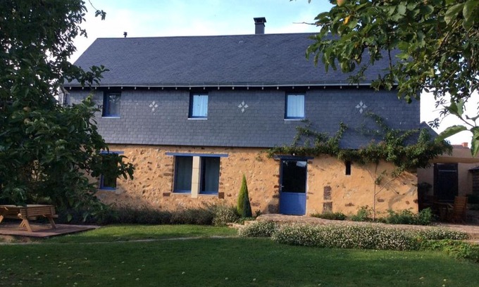 Chemire-en-Charnie House | Gîte familial restauré en pleine nature avec terrasse, proche forêt, idéal pour groupes et PMR - FR-1-410-255