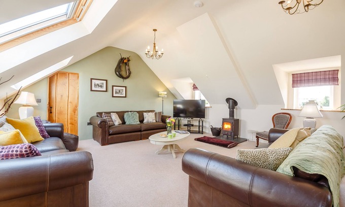 Garn Fadryn House | Gadlas - Five Bedroom House, Sleeps 14