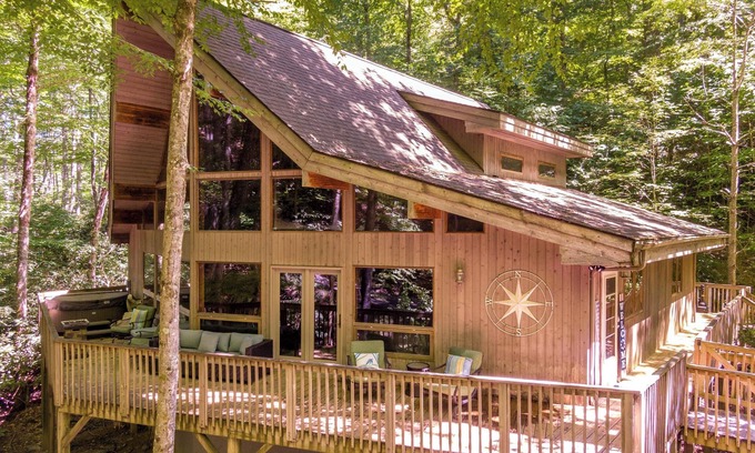 Boone House | Gait to Paradise - 15 minutes to Boone, hot tub, completely private, creek in back yard