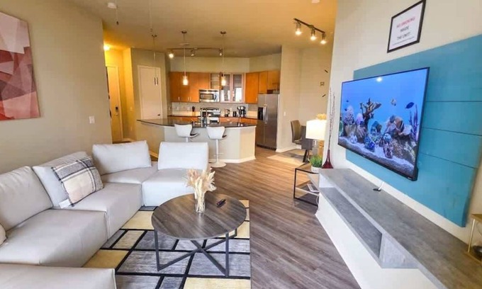 Uptown Condo | Galleria Luxury Stay Pool Gym Stunning Views. 3-Mins From Galleria Mall!
