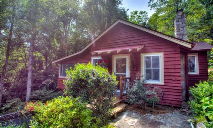 Laurel Park Cottage | Garden Cottage, 1940's Updated Vacation Cottage, Awesome Carolina Room!