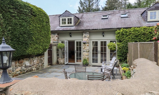 Dolbenmaen Cottage | GARDEN COTTAGE, pet friendly, with a garden in Tremadog