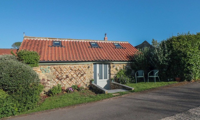 Scalby Cottage | GARDEN COTTAGE, romantic, with a garden in Scalby