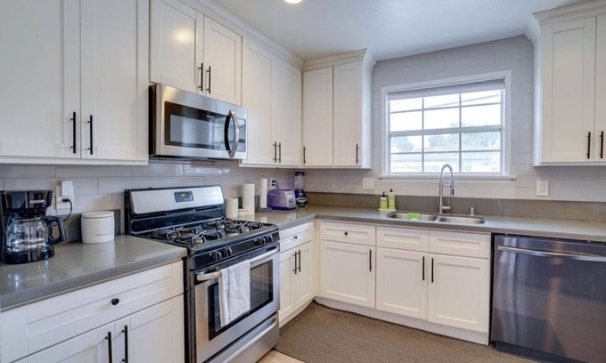 El Camino Village House | Gardena's Charming Family Retreat Getaway