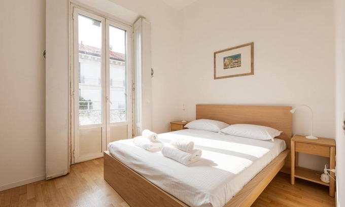 Zona Farini Apartment | Garibaldi & Isola District Functional Apartment