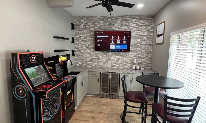 Castleberry Hill House | Gated*Private Rooftop*Private Garage*Walk to GWCC, Benz Stadium, Aquarium