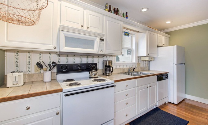 Gatlinburg Cottage | Gatlinburg Getaway – 2 BDR in the Heart of Town! Walk to Dining & Attractions