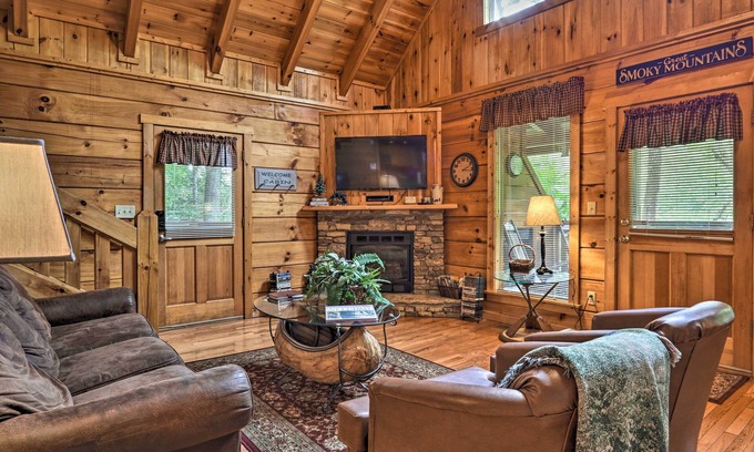 Gatlinburg Cabin | Gatlinburg Mountainside Escape w/Deck & Hot Tub!
