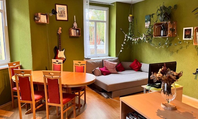 Loebtau Apartment | Gemütliche Oase - TV, Beamer, Küche für 4 Personen