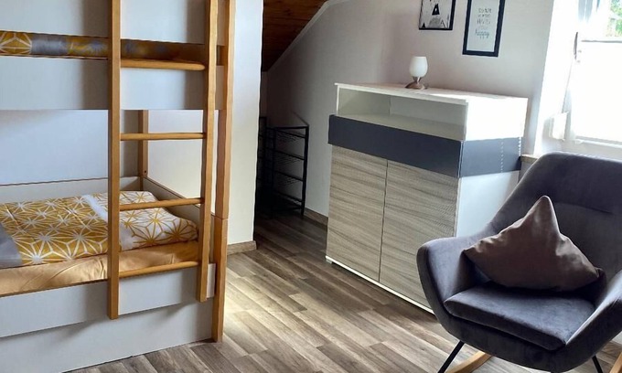 Waldkirchen Apartment | Gemütliches Ferienhaus für bis zu 10 Personen mit Garten, Terrasse, Grillmöglichkeit und Feuerstelle