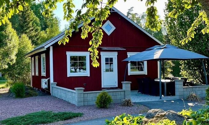 Vackelsang House | Gemütliches Haus am See mit Eigenem Elektroboot und Zugang zum Pool
