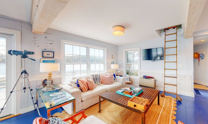 Tenants Harbor Cottage | Generational oceanfront cottage at the water's edge - snowbird-friendly