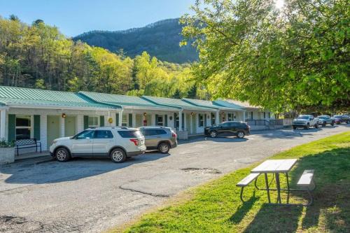 Lake Lure Hotel | Geneva Hotel & Tiki Bar