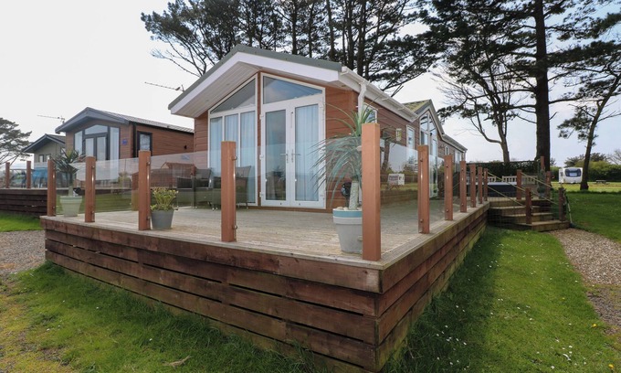 Hasguard Cross Cottage | GENTLE TIDE, pet friendly, with hot tub in Little Haven