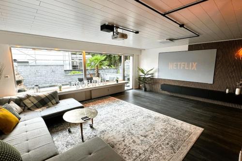 Rensingstraße Apartment | Geräumiges Apartment mit XXL Leinwand I Parkplatz I WiFi