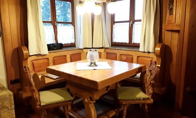 Neuschoenau Apartment | Geräumiges Ferienhaus für bis zu Fünf Personen mit Kaminzimmer