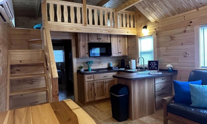 Holly Ridge Cabin | Get-away Cabin in Surf City w/Loft and Parking