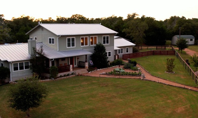 Smithville House | GET YOUR BIG SUMMER SAVINGS AT OUR TEXAS-SIZE UPSCALE PROPERTY!