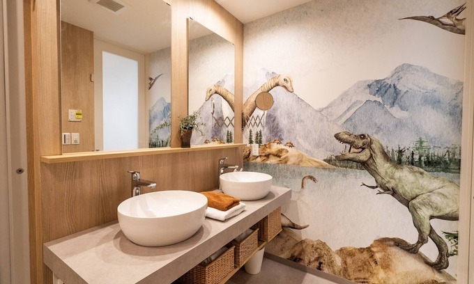 Komatsucho Ski Chalet | Gion Dinosaur