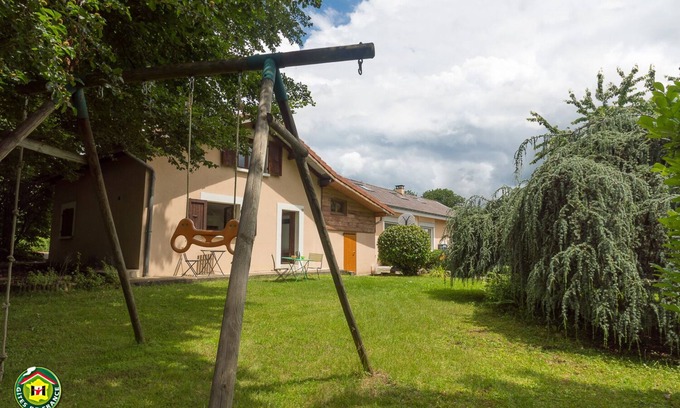 Brie-et-Angonnes Cottage | Gîte 25 m2 duplex, on the ground floor, in an autonomous building.