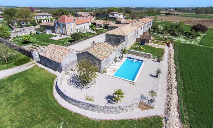 Echallat Cottage | Gite 4 Etoiles 2 adults 2 children. Piscine chauffée, WIFI, parking.