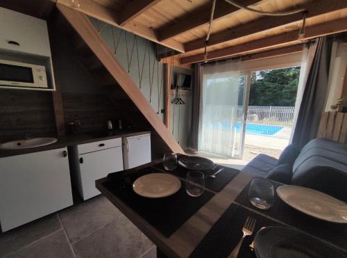 Saint-Apollinaire-de-Rias House | GiTE ATYPIQUE AVEC PISCINE COUVERTE en été
