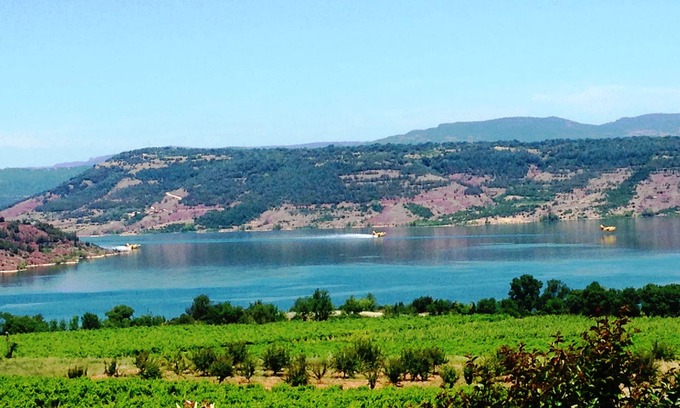 Liausson House | Gîte Ceberou facing the lake, shared garden and swimming pool