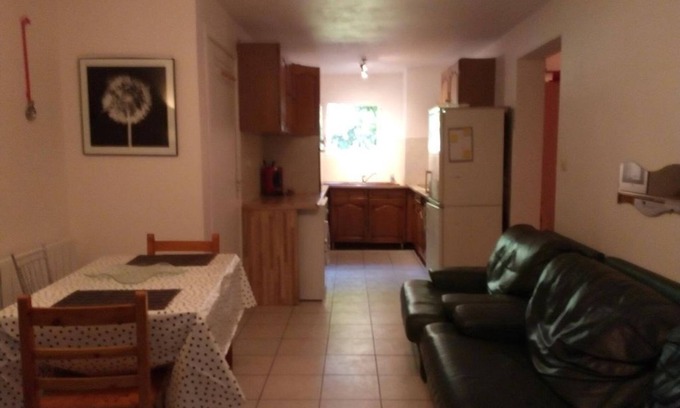 Laurens Apartment | Gite for 4 people in Languedoc with shady garden and swimming pool