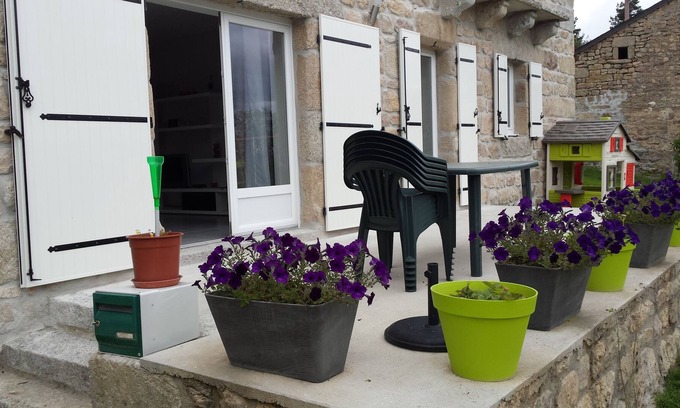 Peyre-en-Aubrac House | Gîte in a house of character.