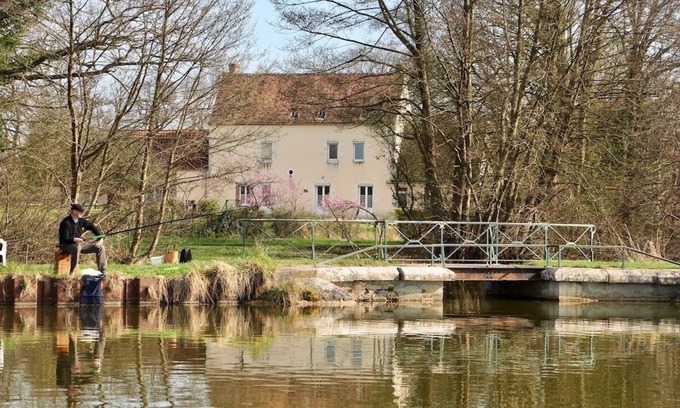 Ouzouer-sur-Trezee Apartment | Gite in quiet hamlet by the canal, between Guédélon and Loire Valley