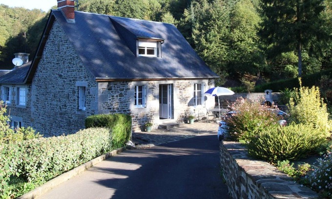 Isigny-le-Buat Cottage | Gite Isigny-le-Buat, 2 bedrooms, 4 persons