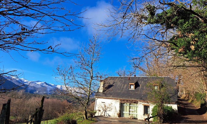 Poueyferre House | Gîte near Lourdes, in the Pyrenees. Mountain views. Pets allowed