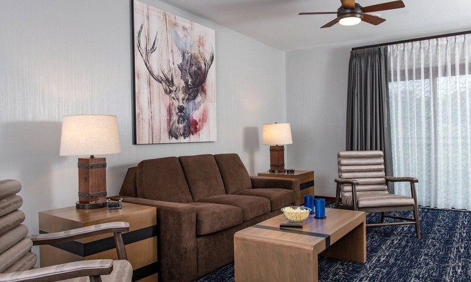 Lake Delton Resort | Glacier Canyon Resort With Free access to WaterParks and other Amenities