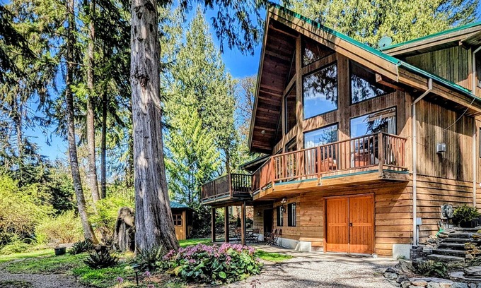 Glacier House | Glacier Creek Chalet- A spacious mountain retreat. Family and pet friendly.