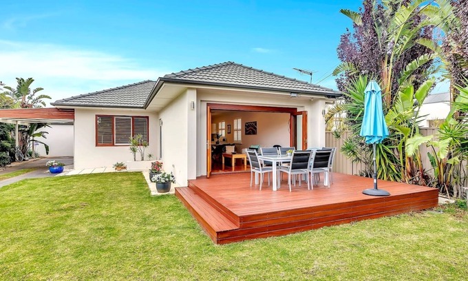 North Brighton House | Gladstone Gardens Family Comfort in North Brighton