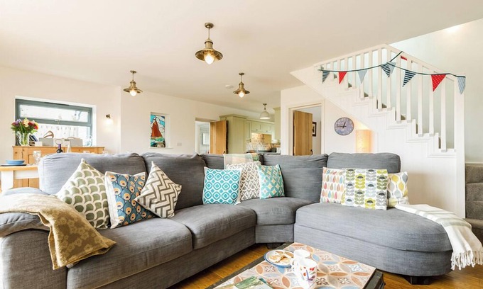 Pembroke House | Glan y Mor, Holiday Home Freshwater East, Sleeps 6, 3 bedrooms, bathrooms