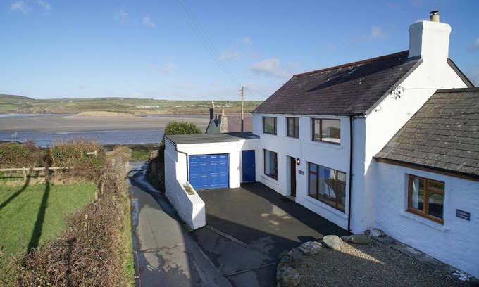 Newport Cottage | Glandwr, Newport - Four Bedroom Cottage, Sleeps 6