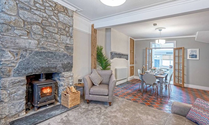 Dolgellau House | Glanrhyd Dolgellau · Stylish Central Townhouse + Parking & Bike Storage