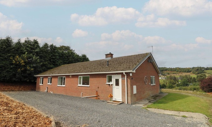 St Harmon Cottage | GLANYRAFON BUNGALOW, pet friendly, with hot tub in St Harmon
