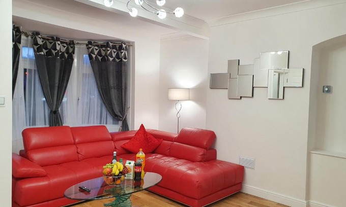 Glasgow Apartment | Glasgow Comfortable and Modern 3 Bedroom Mid Terraced Villa