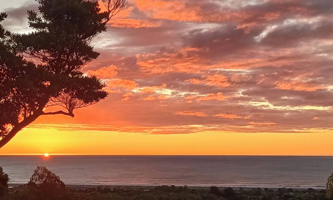 Paroa House | Glass Horizon - Rutherglen Holiday Home