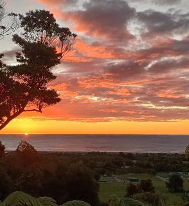 Paroa House | Glass Horizon - Rutherglen Holiday Home